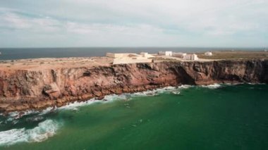 Plajın, sahil şeridinin, denizin ve Sagres Kalesinin havadan görünüşü.