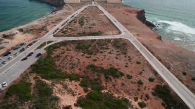 Plajın, sahil şeridinin, denizin ve Sagres Kalesinin havadan görünüşü.