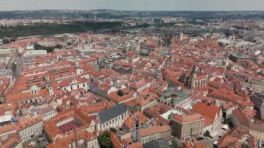 (Prag 'dan, İHA' nın Göz Manzarası. İnsansız hava aracıyla tarihi Prag şehrinde hava yolculuğu. 30fps hızında 3840x2160 (4k) çözünürlükte çekilen bu video Prag 'ın sonsuz güzelliğine yukarıdan eşsiz bir perspektif sunmaktadır..