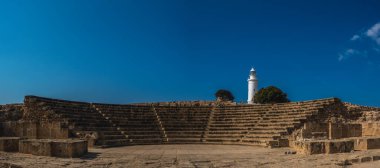 Kıbrıs 'taki eski amfi tiyatro ve deniz feneri