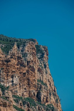 Marsilya 'da yoğun bitki örtüsü olan engebeli uçurum yüzeyi