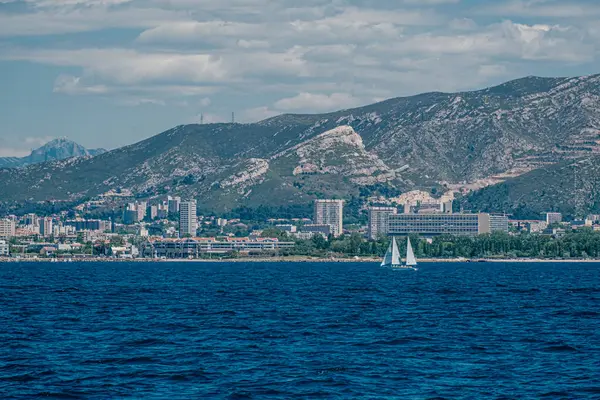 Gök mavisi Akdeniz 'deki yelkenli Marsilya siluetine karşı