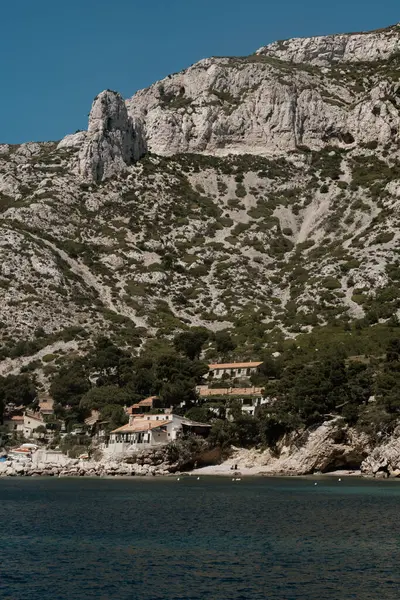 Deniz kıyısındaki köy, yüksek Calanques kayalıklarının altına kurulmuş..