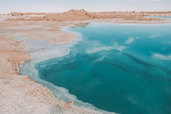 Siwa Oasis, Mısır 'da bulutların altında serin tuz gölü.