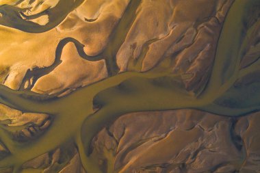 Longyear, Svalbard 'daki renkli nehir delta desenlerinin hava görüntüsü