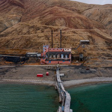 Pyramiden, Longyear, Svalbard 'daki terk edilmiş sanayi bölgesi.