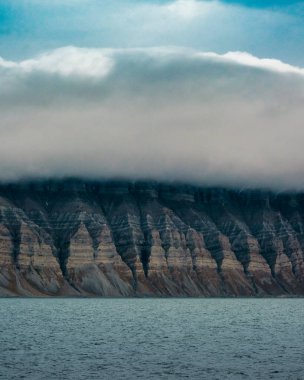 Longyear, Svalbard 'da bulut örtüsü altında çarpan uçurum oluşumları