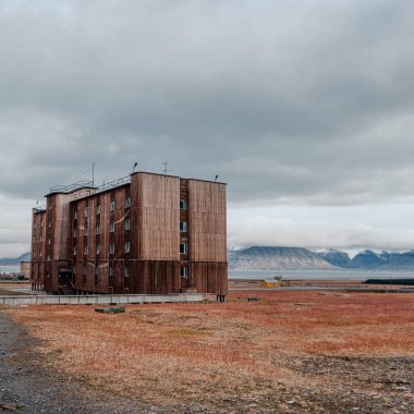 Büyük terk edilmiş Sovyet binası Piramiden, Svalbard 'da.