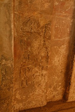 Giza taş duvarına oyulmuş Eski Mısır hiyeroglifleri