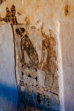 Mısır 'ın Siwa Oasis kentindeki ölüler dağında mezardaki hiyeroglifler