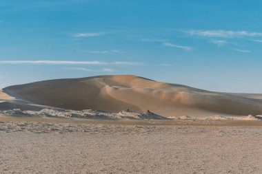Kısmen bulutlu bir gökyüzü altında geniş kum tepecikleri, Siwa Oasis, Mısır yakınlarında Sahra.