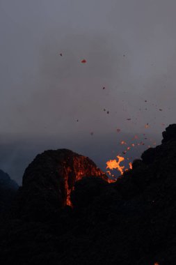 İzlanda 'daki Solheimajokull buzulunun havadan görünüşü, zıt yeşil tepeler ve parçalı bulutlu bir gökyüzünün altında buzul gölünün buluşması ile engebeli buz tabakasının birleşmesi..