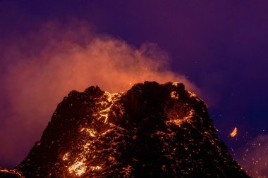 İzlanda 'daki Solheimajokull buzulunun havadan görünüşü, zıt yeşil tepeler ve parçalı bulutlu bir gökyüzünün altında buzul gölünün buluşması ile engebeli buz tabakasının birleşmesi..
