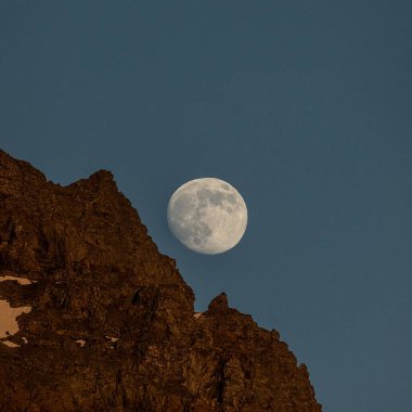 Güneydoğu İzlanda 'daki Stokksnes sahilindeki Vestrahorn dağlarının üzerinden ay doğuyor.