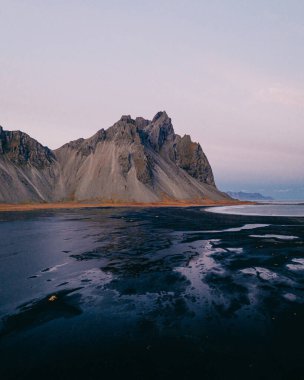 Stoksnes plajı ve Vestrahorn dağları üzerinde Alacakaranlık, Güneydoğu İzlanda