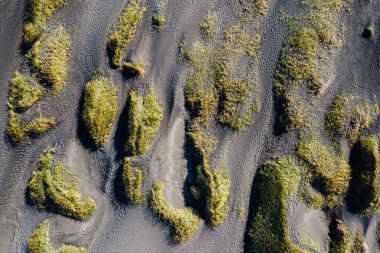 Stokksnes plajındaki çimlerle kaplı kumulların hava manzarası, Güneydoğu İzlanda.