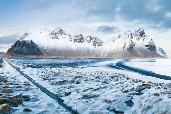 Karla kaplı Vestrahorn dağı ve Stokksnes Sahili, Güneydoğu İzlanda