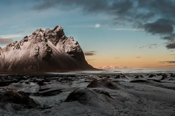 Karla kaplı Vestrahorn dağı ve Stokksnes Sahili, Güneydoğu İzlanda