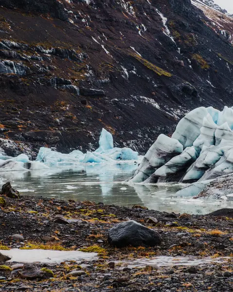 stock image Svinafellsjokull glacier in Iceland showcasing stunning ice formations and snowy mountains