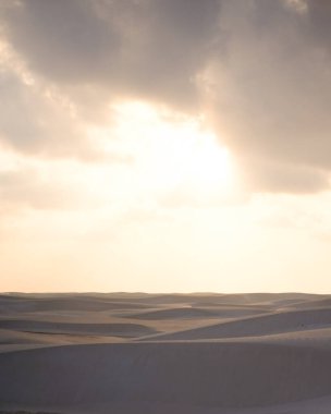 Socotra, Yemen 'deki huzur dolu Zahek Kumulları' nın üzerinde gün doğarken, yumuşak bir ışık kumu aydınlatıyor..