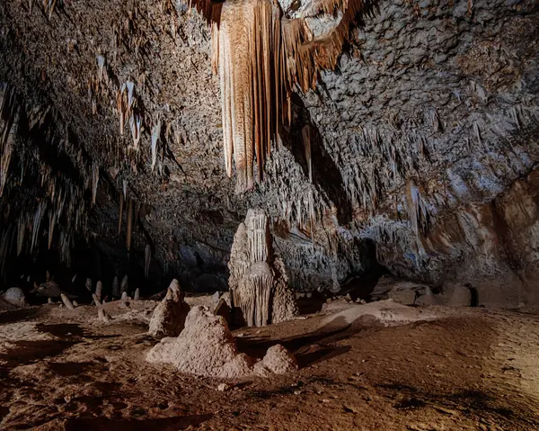 Socotra, Yemen 'deki Hoq Mağarası' nın büyüleyici iç mekanı mavi ve beyaz ışıkla aydınlatılmış sarkıt ve dikitlerin büyüleyici bir görüntüsünü ortaya koyuyor..