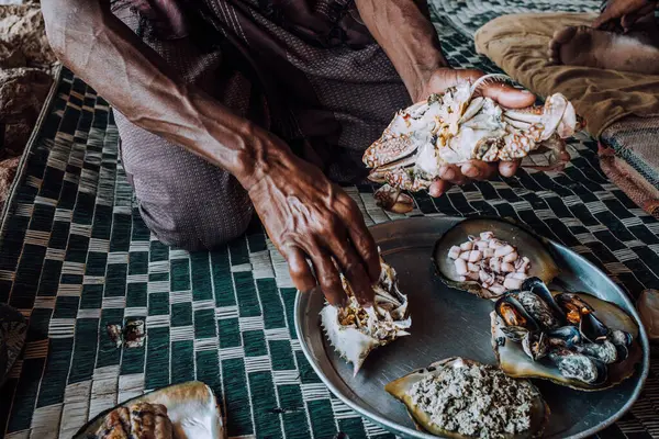 Yengeç, kalamar, midye ve Detwah Lagoon, Socotra, Yemen 'de yerel bir lezzet içeren bir tabak taze deniz ürünü.