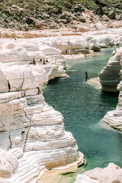 Wadi Dirhur Kanyonu, Socotra Adası, Yemen 'de insanlar atlıyor.