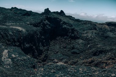 Yanardağ Chico, Isla Isabela, Galapagos, Ekvador 'daki engebeli volkanik arazi..