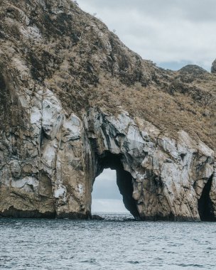 Punta Pitt, Galapagos Adaları, Ekvador 'daki doğal kaya kemeri bu ikonik konumun eşsiz jeolojik oluşumlarını sergiliyor.