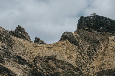 San Cristobal Adası, Galapagos, Ekvador 'daki Punta Pitt' te eşsiz jeolojik oluşumları ve engebeli doğal güzelliğiyle kayalık bir manzara..