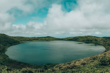 Meksika, Tulum 'daki Dia de Muertos şenlikleri sırasında renkli bir kafatası maskesi takan ve resmi pankartlar takan kişi, geleneksel ve çağdaş ifadelerin çarpıcı bir karışımını oluşturuyor..