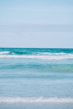 Galapagos, Ekvador 'daki Garrapatero Sahili' nde el değmemiş kıyı şeridi ve mavi gökyüzü.