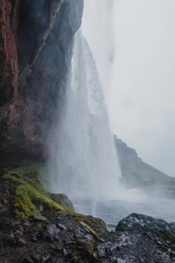 İzlanda 'daki Seljalandsfoss şelalesinin arkasından görünüm