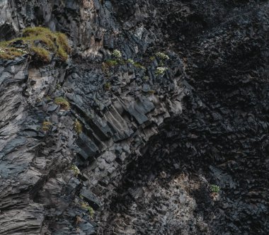 İzlanda 'nın güney kıyısındaki Reynisfjara sahilindeki bazalt kaya oluşumlarına yakın çekim.