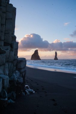 Reynisfjara sahilinin gün doğumu manzarası, İzlanda 'nın güney kıyısında yer alan ikonik deniz yığınları..