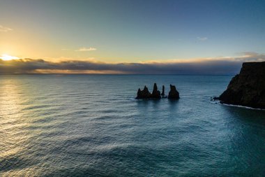 Reynisdrangar deniz yığınlarının hava manzarası İzlanda 'nın güney kıyısı boyunca dramatik uçurumlar ve okyanus dalgalarıyla.
