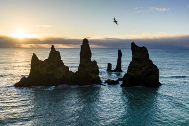 Reynisdrangar deniz yığınları gün batımında İzlanda 'nın güney kıyısında..