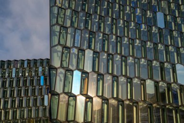 Reykjavik, İzlanda 'daki Harpa Konser Salonu' nun modern cam cephesinin yakın görüntüsü.