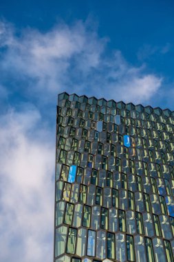 Reykjavik, İzlanda 'daki Harpa Konser Salonu' nun modern cam cephesinin yakın görüntüsü.