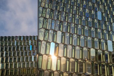 Reykjavik, İzlanda 'daki Harpa Konser Salonu' nun modern cam cephesinin yakın görüntüsü.