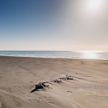 Marconi gemisi Güney İzlanda 'daki Stufur sahilinin kara kumlarında dinleniyor..