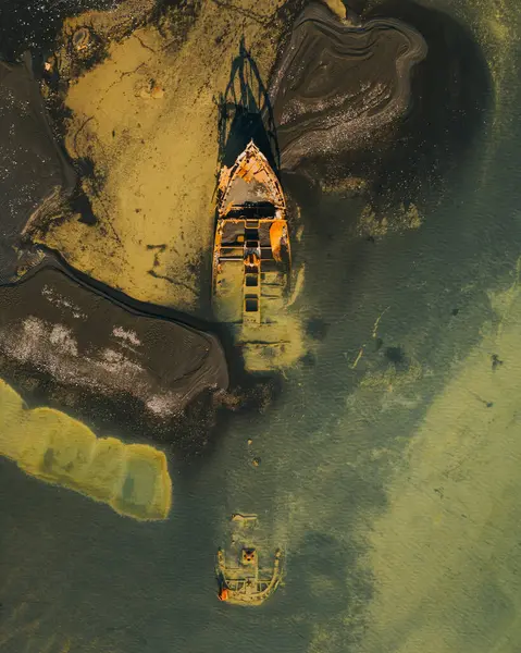 Clyne Şatosu 'nun sığ sularda dinlenen gemi enkazı, Güney İzlanda.
