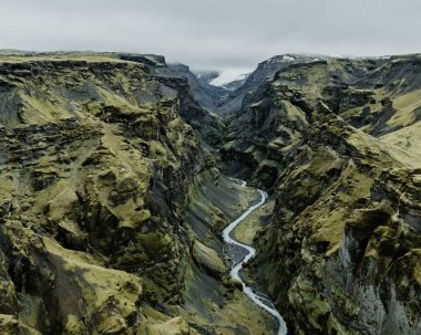 Klifuragil Kanyonu 'nun Güney İzlanda' daki engebeli arazisinin çarpıcı bir hava manzarası.