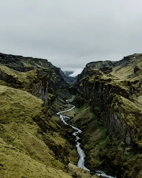 Klifuragil Kanyonu 'nun Güney İzlanda' daki engebeli arazisinin çarpıcı bir hava manzarası.