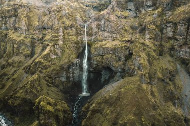 Görkemli Hangandifoss Şelalesi Güney İzlanda 'da engebeli bir uçurumdan aşağı dökülüyor.