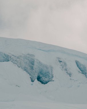Güney İzlanda 'daki Langjokull Buzulu' ndaki buz oluşumları İzlanda doğasının saf güzelliğini gözler önüne seriyor..