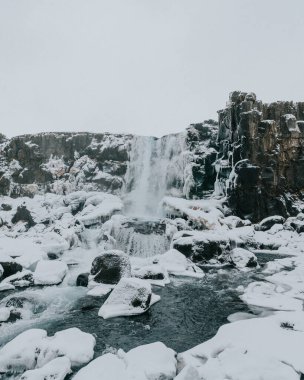 Oxarafoss Şelalesi, İzlanda 'daki Thingvellir Milli Parkı' nda, karlı kış boyunca