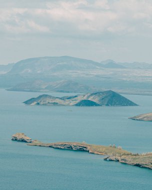 Thingvallavatn Gölü 'nün, Thingvellir, İzlanda' daki adaları ve dağlarıyla yakın çekim görüntüsü.