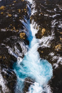 Bruarafoss şelalesinin güney İzlanda 'daki turkuaz sularıyla hava manzarası..