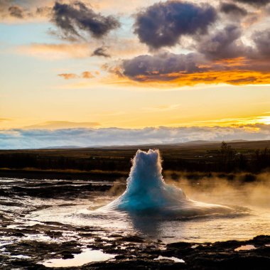 Güney İzlanda 'da günbatımında patlamadan dakikalar önce Strokkur geysir kubbesi